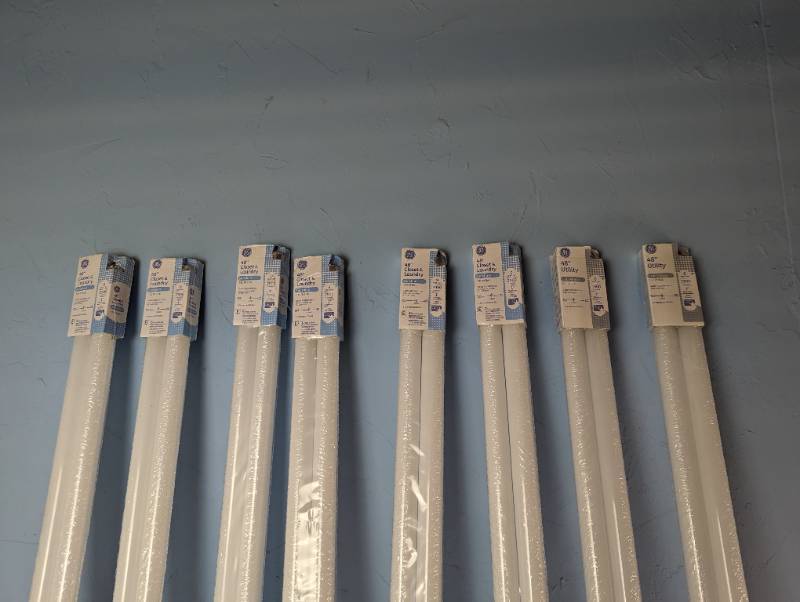 lot 83 image: 16 X 48 Light Bulbs - See Pictures