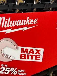 lot 32 image: Milwaukee 48-22-9515 Metric 15-Piece Combination Wrench Set
