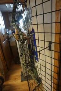 lot 1 image: Bowtech Diamond Razors Edge Compound Bow Right Hand or Left Hand