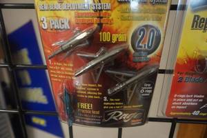 lot 36 image: Rage 3 Pack Broad Heads With Slip Cam Rear Blade Deployment With Practice Head