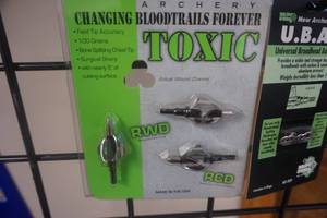 lot 55 image: Flying Arrow Technologies 3 Pack Toxic Broad Heads
