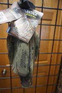 lot 165 image: White Water Outdoors Mens One Size Advantage Timber Camo Open Fingers Shooting Gloves