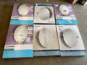 lot 24 image: Lot of Assorted Bathroom Mirrors Various Conditions Customer Returns See Pictures