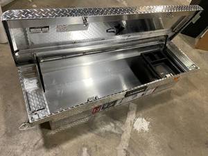 lot 32 image: Husky 71.36 in. Diamond Plate Aluminum Full Size Crossbed Truck Tool Box   Customer Returns See Pictures