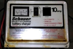 lot 274 image: Schauer Battery Charger.