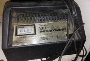 lot 319 image: 12 Volt Battery Charger.