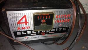 lot 362 image: Battery Charger, 4 Amp.