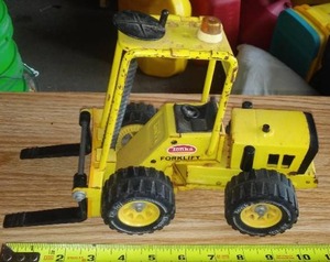 lot 372 image: Tonka Forklift