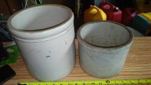 lot 392 image: Vintage Crocks (2) 1 Gal. And  Gal.