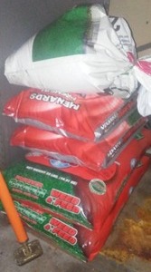 lot 438 image: Weed And Feed (5 Bags)