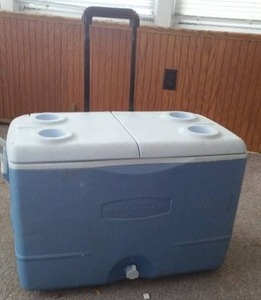 lot 494 image: Rubbermaid Cooler.