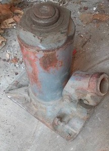 lot 739 image: Hydraulic Bottle Jack