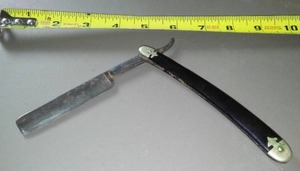 lot 621 image: Winchester Straight Edge Razor