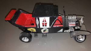 lot 563 image: Munsters Car And More, Plastic Models (3)