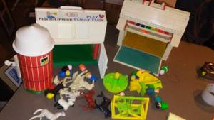 lot 640 image: Fisher Price Family Farm and School.