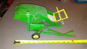 lot 645 image: John Deere Thrasher