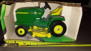 lot 648 image: John Deere Lawn and Garden Tractor
