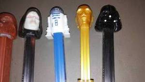lot 8 image: Star Wars PEZ  dispenser.