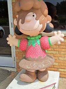 lot 414 image: Lucy Loves Chocolate - Looking for Lucy - St. Pauls Tribute to Charles M. Schulz theme by Joe Klander Concrete Statue