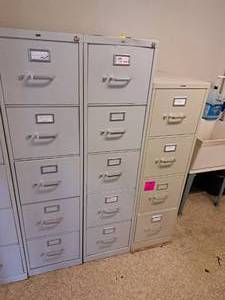 lot 524 image: Hon Metal File Cabinet 5-drawer