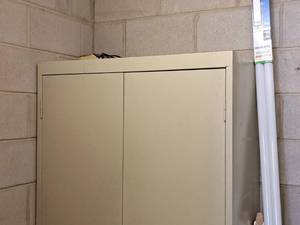 lot 529 image: Metal Storage Cabinet 5-shelf with Keys