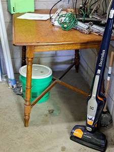 lot 530 image: Wood Table