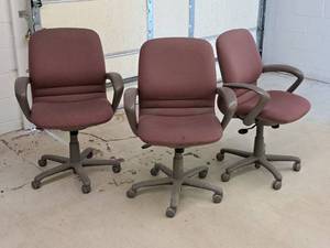 lot 532 image: Lot of (3) Rolling Office Arm Chairs