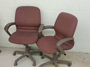 lot 533 image: Lot of (2) Rolling Office Arm Chairs