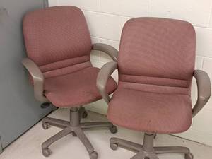 lot 534 image: Lot of (2) Rolling Office Arm Chairs