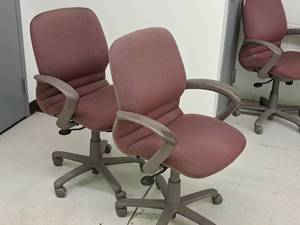 lot 535 image: Lot of (2) Rolling Office Arm Chairs