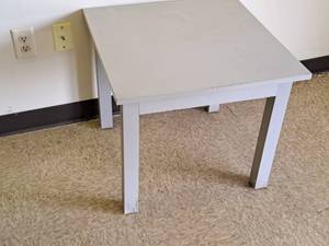 lot 546 image: 20 Side Table