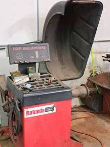 lot 408 image: Ford Rotunda DSP Tire Balancing Machine DSP9002
