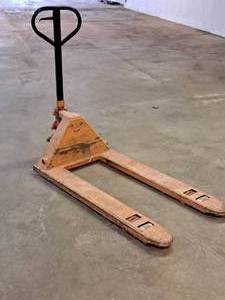 lot 422 image: Northern Industrial Tools 2500-kg Pallet Jack