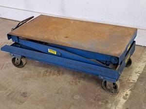 lot 423 image: T&S Equipment Platform Lift