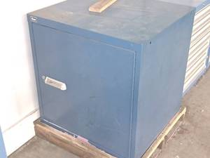 lot 442 image: Stanley Vidmar Metal Storage Cabinet