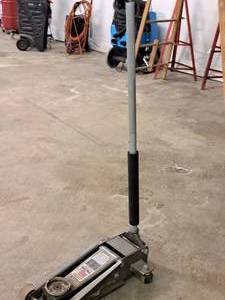 lot 451 image: Pittsburgh Heavy Duty 3-Ton Hydraulic Floor Jack