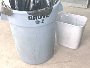 lot 477 image: Rubbermaid Brute 32-Gallon Trash Can, Plastic 5-Gallon Trash Can