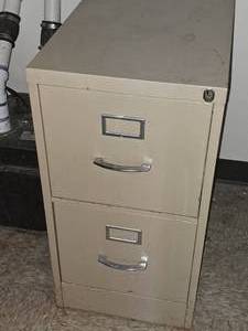 lot 549 image: Metal File Cabinet 2-drawer