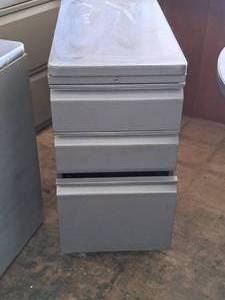 lot 551 image: Metal File Cabinet 3-drawer