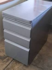 lot 552 image: Metal File Cabinet 3-drawer