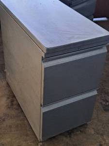 lot 553 image: Metal File Cabinet 2-drawer