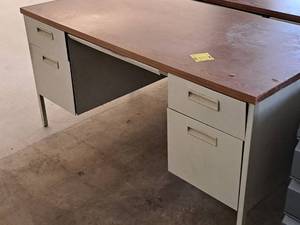 lot 555 image: Hon Wood-TopMetal Office Desk 5-drawer