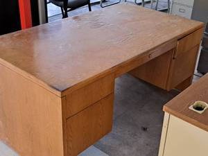 lot 558 image: Satman Craftsman Furniture Wood Office Desk 5-drawer