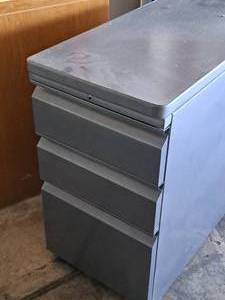 lot 560 image: Metal Wheeled File Cabinet 3-drawer