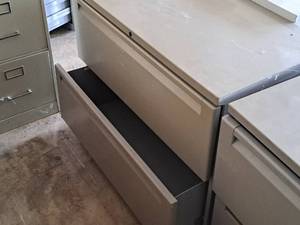 lot 563 image: Metal Lateral File Cabinet 2-drawer