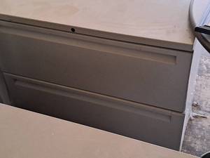 lot 565 image: Metal Lateral File Cabinet 2-drawer