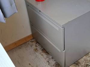 lot 576 image: Metal Lateral File Cabinet 2-drawer