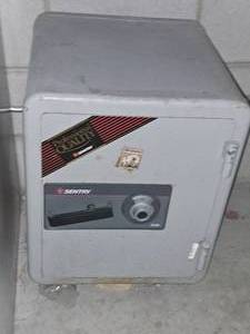 lot 500 image: Sentry Combination Safe