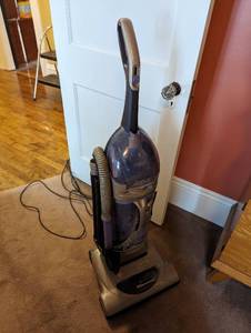lot 78 image: Hoover Vacuum - Needs new belt