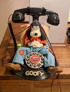 lot 100 image: Vintage Disney Goofy Phone